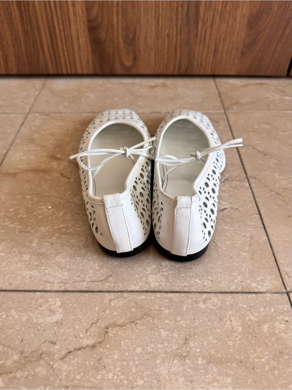 ALOHAS Sway Slit White Leather Ballet Flats